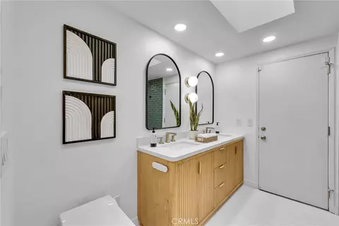 Bath - 1517 E Riverview, Orange, CA 92865 photo 3 of 4