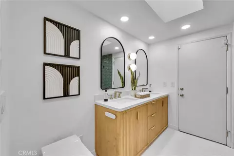 Bath - 1517 E Riverview, Orange, CA 92865 photo 3 of 4