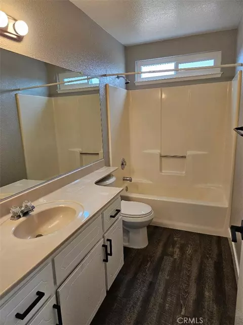 Bath - 11072 Moki Ct, Apple Valley, CA 92308 photo 1 of 2