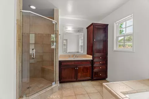 Bath - 5451 E Daggett, Long Beach, CA 90815 photo 2 of 4