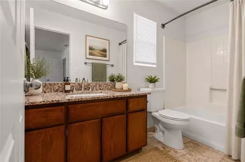 Bath - 22917 Clover Spring Pl, Tehachapi, CA 93561 photo 2 of 3