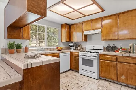 Kitchen - 22917 Clover Spring Pl, Tehachapi, CA 93561 photo 1 of 2