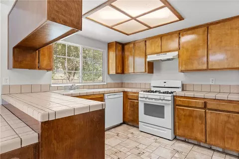 Kitchen - 22917 Clover Spring Pl, Tehachapi, CA 93561 photo 2 of 2