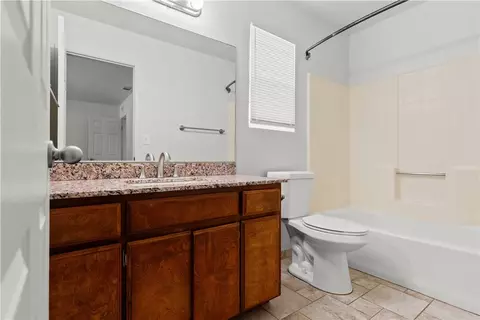 Bath - 22917 Clover Spring Pl, Tehachapi, CA 93561 photo 3 of 3