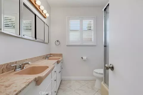 Bath - 6911 E Septimo, Long Beach, CA 90815 photo 1 of 2