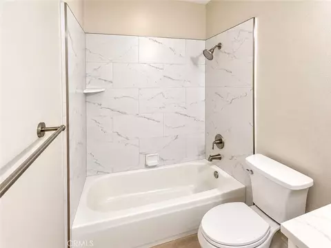 Bath - 12 Springwater, Irvine, CA 92604 photo 4 of 4