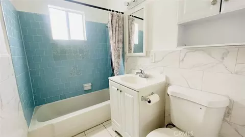 Bath - 1083 Gaviota Ave, Long Beach, CA 90813 photo 1 of 2