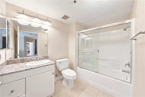 Bath - 838 Pine, Long Beach, CA 90813 photo 1 of 1