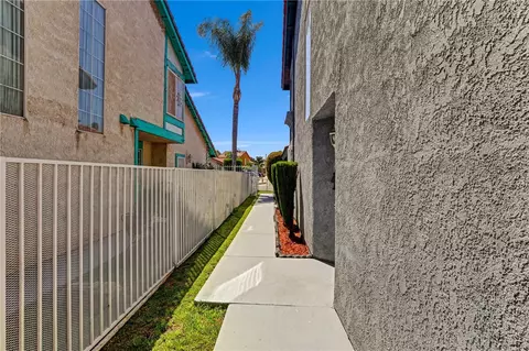 Exterior - 623 W Indigo St, Compton, CA 90220 photo 5 of 6