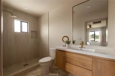 Bath - 6829 E Parapet, Long Beach, CA 90808 photo 4 of 13