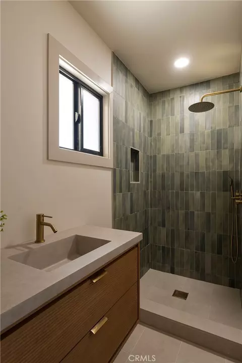 Bath - 6829 E Parapet, Long Beach, CA 90808 photo 6 of 13