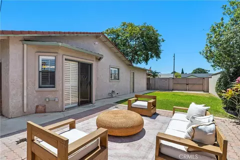 Exterior - 986 Post Rd, Costa Mesa, CA 92626 photo 4 of 7