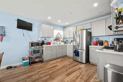 Kitchen - 9459 Valley Vis, Apple Valley, CA 92308 photo 1 of 2
