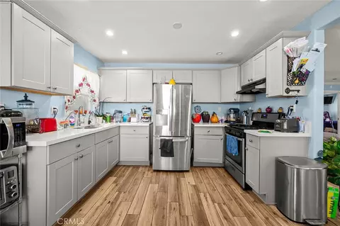 Kitchen - 9459 Valley Vis, Apple Valley, CA 92308 photo 2 of 2