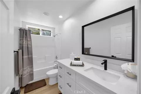 Bath - 45894 Paseo Gallante, Temecula, CA 92592 photo 2 of 10