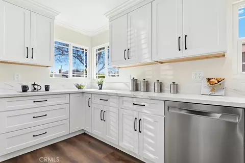 Kitchen - 3133 Cedar Ave, Long Beach, CA 90806 photo 7 of 11