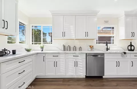 Kitchen - 3133 Cedar Ave, Long Beach, CA 90806 photo 6 of 11