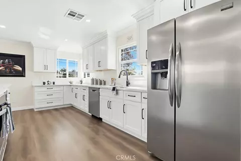 Kitchen - 3133 Cedar Ave, Long Beach, CA 90806 photo 8 of 11