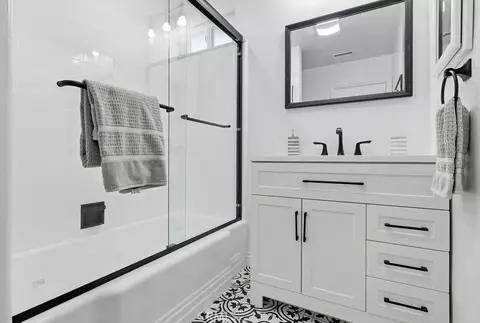 Bath - 3133 Cedar Ave, Long Beach, CA 90806 photo 4 of 5