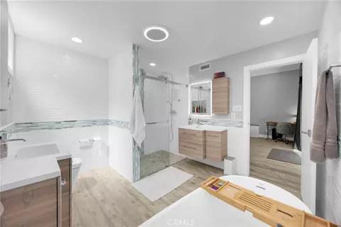 Bath - 6380 E Bixby Hl, Long Beach, CA 90815 photo 2 of 6