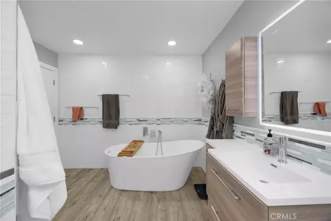 Bath - 6380 E Bixby Hl, Long Beach, CA 90815 photo 3 of 6