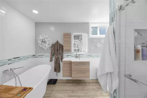 Bath - 6380 E Bixby Hl, Long Beach, CA 90815 photo 4 of 6