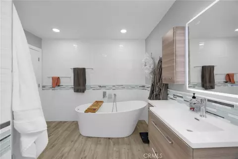 Bath - 6380 E Bixby Hl, Long Beach, CA 90815 photo 3 of 6