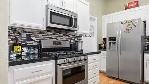 Kitchen - 14405 Cedar, Hesperia, CA 92344 photo 3 of 4