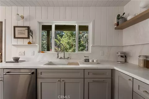 Kitchen - 191 John Muir, Lake Arrowhead, CA 92352 photo 3 of 9