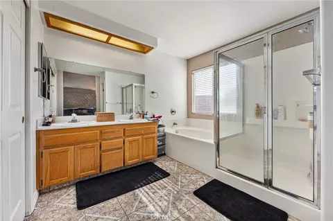 Bath - 9711 Touchstone, Bakersfield, CA 93311 photo 1 of 4