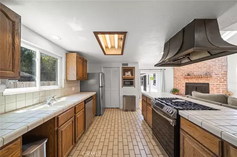 Kitchen - 941 E Ridgewood, Long Beach, CA 90807 photo 1 of 4