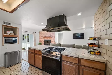 Kitchen - 941 E Ridgewood, Long Beach, CA 90807 photo 3 of 4