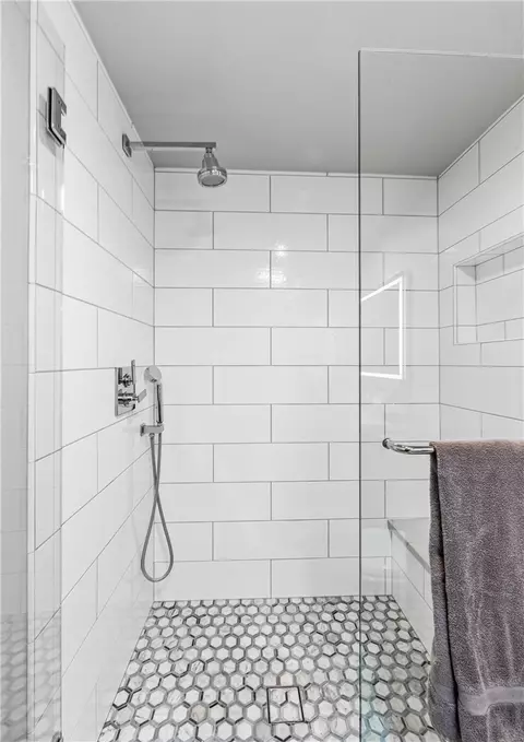 Bath - 7920 E Tarma St, Long Beach, CA 90808 photo 7 of 12