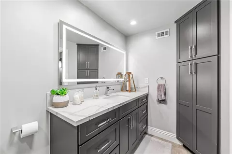 Bath - 7920 E Tarma St, Long Beach, CA 90808 photo 5 of 12