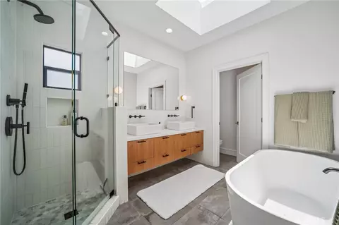 Bath - 6840 E 10th St, Long Beach, CA 90815 photo 2 of 5
