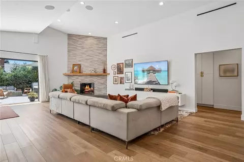 Living - 6840 E 10th St, Long Beach, CA 90815 photo 2 of 2