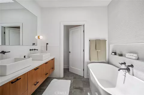 Bath - 6840 E 10th St, Long Beach, CA 90815 photo 3 of 5