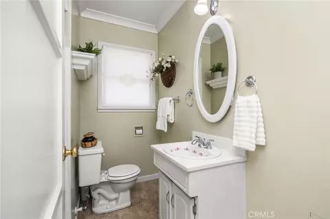 Bath - 1034 E Palmyra Ave, Orange, CA 92866 photo 3 of 4