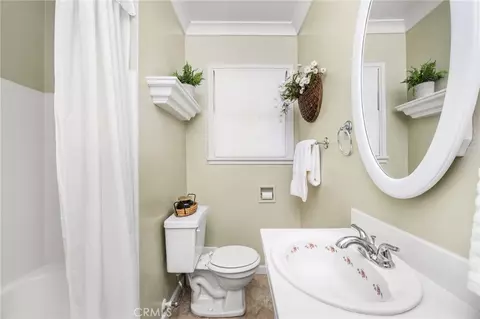 Bath - 1034 E Palmyra Ave, Orange, CA 92866 photo 4 of 4