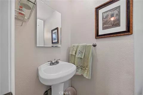 Bath - 5444 Peacock Ln, Riverside, CA 92505 photo 5 of 6