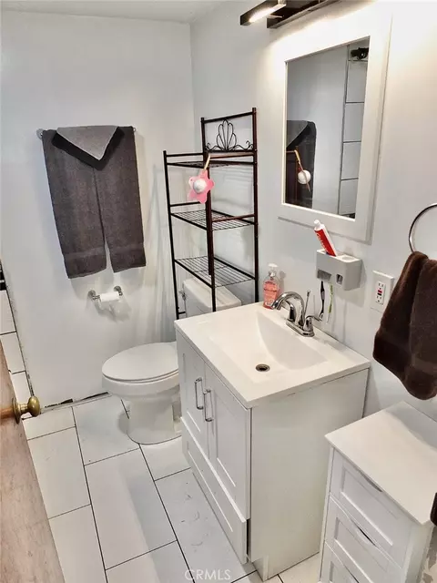 Bath - 13912 S Parmelee, Compton, CA 90222 photo 2 of 3