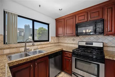 17652 Sergio Cir #202, Huntington Beach, CA 92647