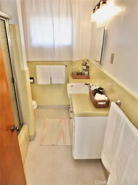 Bath - 1724 E 1st St #9, Long Beach, CA 90802 photo 1 of 4