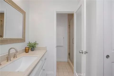 Bath - 2 Keel Ct, Long Beach, CA 90803 photo 3 of 4