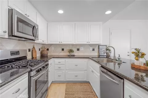 Kitchen - 2 Keel Ct, Long Beach, CA 90803 photo 2 of 2