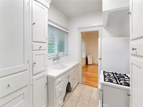 Kitchen - 635 Elm Ave #4, Long Beach, CA 90802 photo 1 of 1