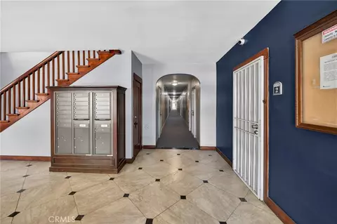 Entry Way - 635 Elm Ave #4, Long Beach, CA 90802 photo 2 of 3