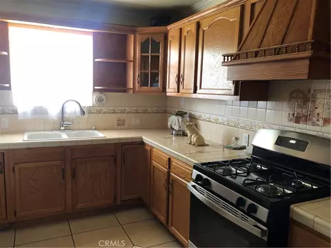 Kitchen - 1234 E Oak St, Anaheim, CA 92805 photo 2 of 2