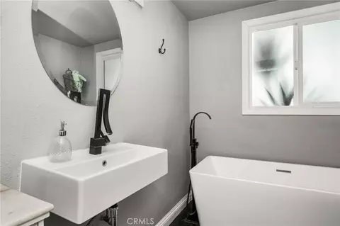 Bath - 1334 E Collins, Orange, CA 92867 photo 2 of 6
