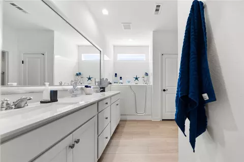 Bath - 786 Green Ct, Perris, CA 92571 photo 2 of 4